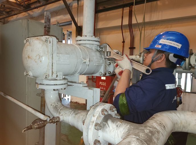 Kỹ thuật viên Tiến Phát sửa đường ống máy sấy hấp thụ